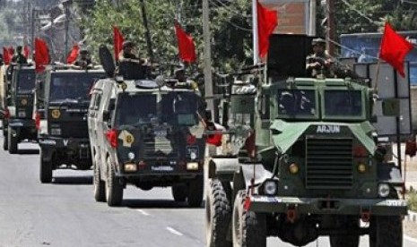 Tentara India melakukan patroli ketat di jalan-jalan di ibukota Kashmir, Srinagar, India.