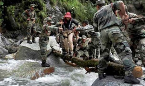  Tentara India menyelamatkan seorang wanita di negara bagian India utara Uttarakhand, Kamis (27/6).