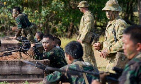 Tentara Indonesia dan Australia saat latihan gabungan di Combat Training Centre di Tully, Australia, 10 Oktober 2014.