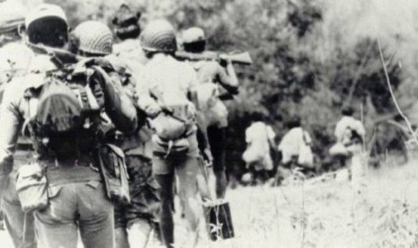  Tentara Indonesian berbaris di Timor Timur, 1975. (Timorese Resistance Archive and Museum, photographer unknown)