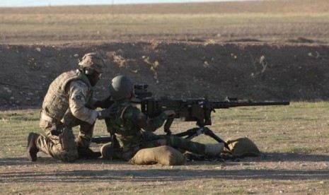 Tentara Inggris melatih menembak pasukan Kurdi Peshmerga di Arbil, Irak.