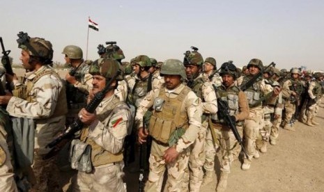 Tentara Irak di Camp Taji, Baghdad, menunggu kendaraan yang akan mengantar mereka ke Mosul untuk berperang melawan ISIS, 21 Februari 2016