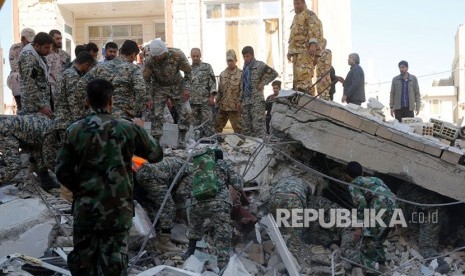 Iranian soldiers seek victims in buildings destroyed by an earthquake in the town of Sarpol-e-Zahab in Kermanshah province, Iran, Monday (November 13). A massive 7.2 magnitude earthquake struck the region along the border between Iran and Iraq on (November 12). 