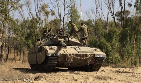 Tentara Israel berada di tank di perbatasan Gaza di selatan Israel pada Jumat (1/6). 