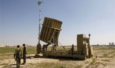 Tentara Israel berdiri dekat sistem rudal Iron Dome. 