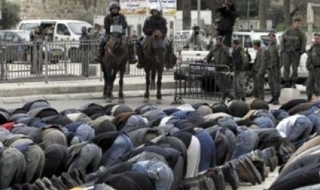 Tentara Israel berjaga-jaga di dekat Masjid Al-Aqsha ketika kaum Muslimin sedang shalat.