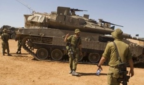 Tentara Israel berjalan dekat tank Merkava 