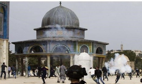 Tentara Israel ketika menyerbu Masjid Al Aqsa di Yerusalem.