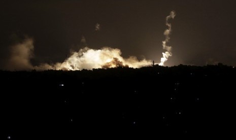 Tentara Israel meluncurkan suar saat melakukan serangan darat ke Gaza, Sabtu (19/7).