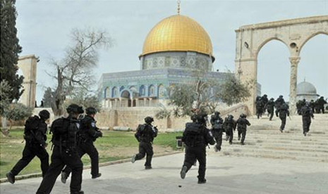 Tentara Israel menyerbu masuk areal Masjid Al Aqsa (Ilustrasi). Kekejaman Israel atas Masjid Al Aqsa langgar hukum internasional