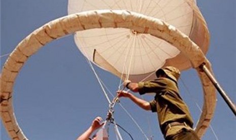 Tentara Israel saat ingin menerbangkan balon mata-matanya.