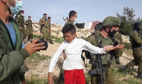 Rekaman Pasukan Israel Tangkap Anak Palestina Picu Kemarahan. Tentara Israel tangkap anak Palestina