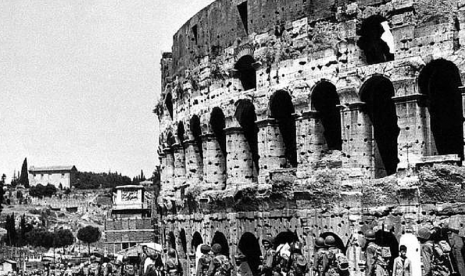  Rahasia Orang Romawi Bangun Colosseum, Amfiteater Terbesar di Dunia. Foto:  Tentara Italia dekat Colloseum