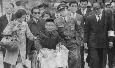 Tentara Jepang Shoichi Yokoi (di kursi roda) bersembunyi selama 28 tahun tanpa menyadari Perang Dunia II telah usai.