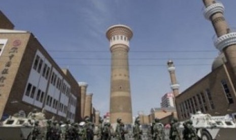 Tentara komunis Cina berpatroli di kawasan Urumqi, Xinjiang