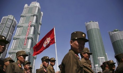 Tentara Korea Utara berjalan di permukiman di sepanjang Ryomyong Street usai upacara pembukaan di Pyongyang, Korea Utara, 13 April 2017.