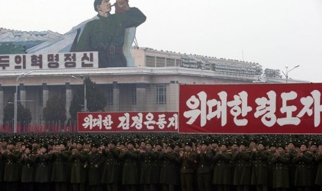 Tentara Korea Utara merayakan keberhasilan peluncuran roket di lapangan Kim Il Sung di Pyongyang, Korea Utara, Jumat (14/12). (AP/Ng Han Guan)  