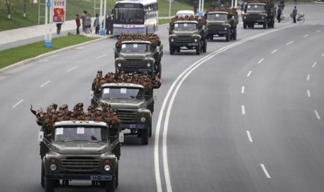 Tentara Korea Utara saat berada di jalan baru Mirae Scientists Street untuk merayakan ulang tahun ke-105 mendiang pemimpin Kim Il-sung di Pyongyang, 19 April 2017.