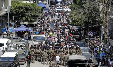  Tentara Libanon memblokir jalan dan bentrok dengan penduduk yang marah ketika Presiden Prancis Emmanuel Macron mengunjungi lingkungan Gemmayzeh, yang menderita kerusakan parah akibat ledakan Selasa di pelabuhan Beirut, di Beirut, Lebanon, Kamis, 6 Agustus 2020.