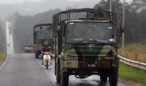 Tentara Malaysia bergerak dengan konvoi di jalanan dekat Desa Tanduo, Rabu (6/3/2013)