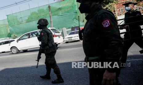 Tentara militer tiba di sebuah kuil Hindu di pusat kota di Yangon, Myanmar, Selasa (2/2). Pada Senin (1/2), militer Myanmar memberlakukan jam malam di seluruh negeri tak lama setelah mengambil alih kekuasaan atas negara itu dalam kudeta dan mengumumkan keadaan darurat selama setahun.