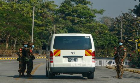  Tentara Myanmar berjaga-jaga di jalan di Naypyitaw, Myanmar, Selasa (2/2). Ratusan anggota Parlemen Myanmar tetap dikurung di dalam perumahan pemerintah di ibu kota negara itu pada Selasa, sehari setelah militer melancarkan kudeta dan menahan para senior. politisi termasuk peraih Nobel dan pemimpin de facto Aung San Suu Kyi. 