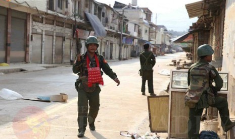 Tentara Myanmar berpatroli di Kota Laukkai, Ibu Kota Kokang. 