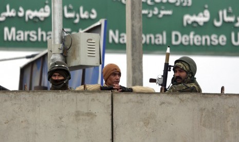 Tentara Nasional Afghanistan berjaga di pintu masuk akademi militer Marshal Fahim usai serangan di Kabul, Afghanistan, Senin (29/1). 