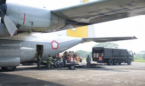 Tentara Nasional Indonesia (TNI) mengirimkan bantuan alat dan tenaga kesehatan ke sejumlah daerah di Kalimantan. Secara total terdapat 14 tenaga kesehatan dan 190 konsentrator oksigen yang diberangkatkan menggunakan pesawat hercules dari Landasan Udara (Lanud) Halim Perdanakusuma, Jakarta Timur.