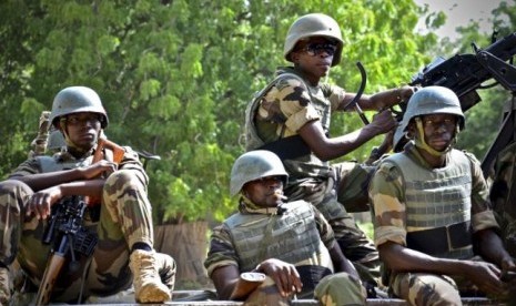 Tentara Niger berpatroli di Kota Diffa, Niger.