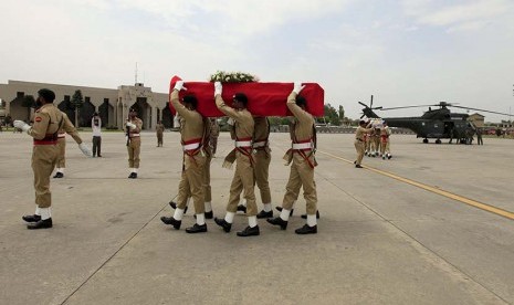   Tentara Pakistan membawa peti jenazah isteri Dubes RI untuk Pakistan, Herry Listyawati di Pangkalan Udara Nur Khan, Islamabad.