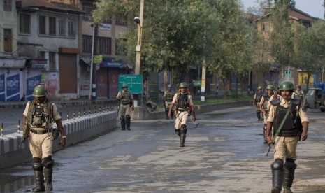 Tentara paramiliter India berpatroli saat jam malam di Srinagar, Kashmir yang dikuasai India, Rabu (7/8).