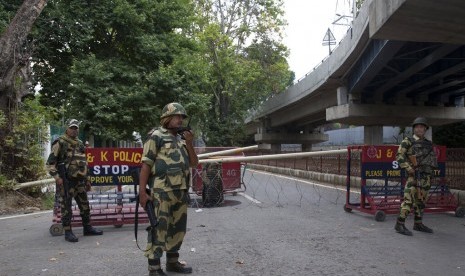 Tentara Pasukan Keamanan Perbatasan menjaga pos penjagaan sementara saat jam malam di Srinagar, Kashmir yang dikuasai India, Rabu (7/8).