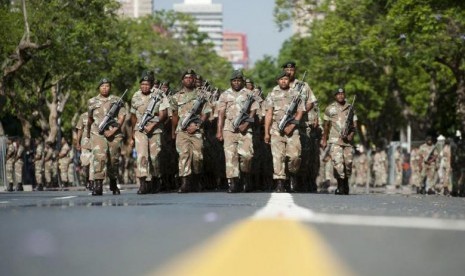 Mayor di Afrika Selatan Diizinkan Berjilbab dengan Syarat. Tentara Pasukan Pertahanan Nasional Afrika Selatan (SANDF) saat berparade di Pretoria. 