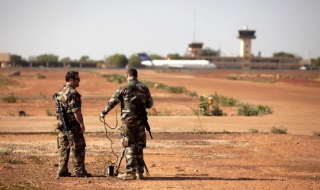  Tentara Perancis tengah uji coba senjata di pangkalan udara Mali di Bamako, Senin (14/1). (Reuters/Joe Penney)