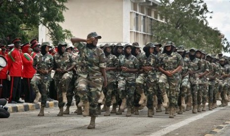 Tentara perempuan Somalia saat peringatan ulang tahun Angkatan Bersenjata di kompleks Kementerian Pertahanan di Mogadishu, Somalia, Selasa, 12 April 2016.