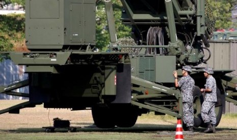 Tentara Pertahanan Diri Jepang terlihat di samping sistem pertahanan rudal Patriot Advanced Capability-3 (PAC-3) di Kementerian Pertahanan di Yokyo, Jepang, 21 Juni 2016.