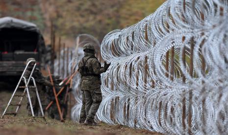  Tentara Polandia mulai memasang penghalang kawat silet di sepanjang perbatasan Polandia dengan eksklaf Rusia di Kaliningrad di Wisztyniec, Polandia, pada Rabu 2 November 2022. Pemerintah Polandia memerintahkan pembangunan penghalang setelah otoritas penerbangan Rusia memutuskan untuk meluncurkan penerbangan dari Timur Tengah dan Afrika Utara ke Kaliningrad. Pemerintah Polandia mengatakan sedang bertindak untuk mencegah krisis migrasi di perbatasan itu. 