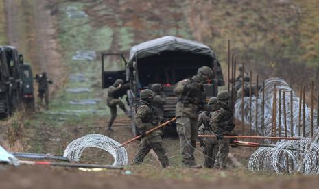  Tentara Polandia mulai memasang penghalang kawat silet di sepanjang perbatasan Polandia dengan eksklaf Rusia di Kaliningrad di Wisztyniec, Polandia (ilustrasi). KBRI Warsawa meminta WNI di Polandia untuk tidak berada di perbatasan Ukraina