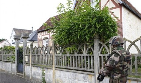 Tentara Prancis berjaga di gereja di Saint-Etienne-du-Rouvray, Normandy, Prancis, Selasa, 26 Juli 2016. Dua pria menyerang gereja dan menyandera sejumlah jemaat. Serangan menewaskan pendeta 84 tahun. 