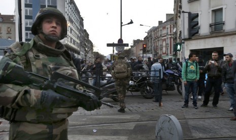 Tentara Prancis mengamankan daerah  Saint-Denis, Prancis, dekat Paris, November 18, 2015 (  Reuters/ Jacky Naegelen )