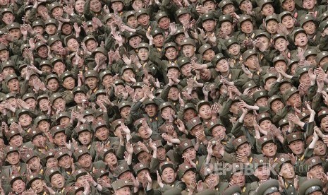 Tentara Rakyat Korea Utara dari  Unit 966, 462, 101, 489, bertepuk tangan dalam sesi bersama pemimpin Korea Utara Kim Jong Un usai latihan militer di Korea Utara. 