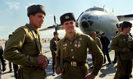 Tentara Red Army menunggu di depan pesawat mereka sebelum meninggalkan Kabul, Afghanistan menuju Uni Soviet di bandara Kabul, 13 Februari 1989.