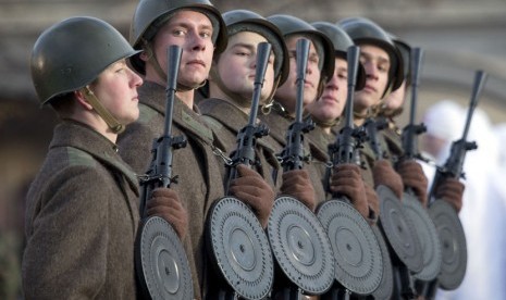 Tentara Rusia berbaris memakai seragam yang digunakan pada masa Perang Dunia II di Lapangan Merah di Moskow, Rusia, Rabu (7/11).  (AP/Misha Japaridze)