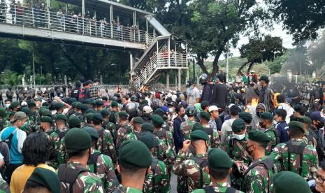 Tentara sedang menghalau pulang puluhan remaja tanggung yang datang usai massa mahasiswa dan buruh membubarkan diri dari aksi demonstrasi menolak UU Omnibus Law Cipta Kerja di sekitar Patung Kuda, Gambir, Jakarta Pusat, Rabu (28/10). 