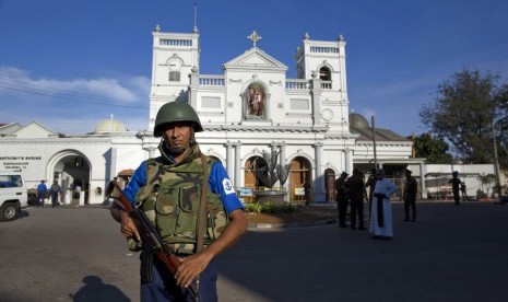 Tentara Sri Lanka berjaga di luar Gereja St Anthony's, sehari setelah serangan di Kolombo, Sri Lanka, Senin (22/4). Laporan terbaru menyebutkan korban tewas sudah mencapai 290 orang.