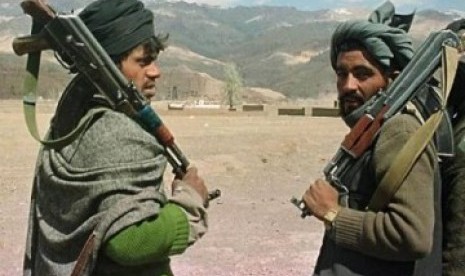 Tentara Taliban sedang berjaga-jaga di Bamiyan, Afghanistan.