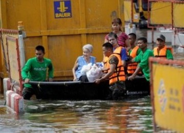 Tentara Thailand melakukan eakuasi dengan perahu karet membawa korban banjir ibu kota Bangkok