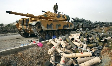 Tentara Turki mempersiapkan tank di pinggiran desa Sugedigi, Turki yang berbatasan dengan Suriah, 22 Januari 2018. AS menekan Turki menghentikan operasi di Afrin.