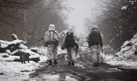 Tentara Ukraina berjalan di garis pemisah dari pemberontak pro-Rusia di dekat Katerinivka, wilayah Donetsk, Ukraina, Selasa, 7 Desember 2021.